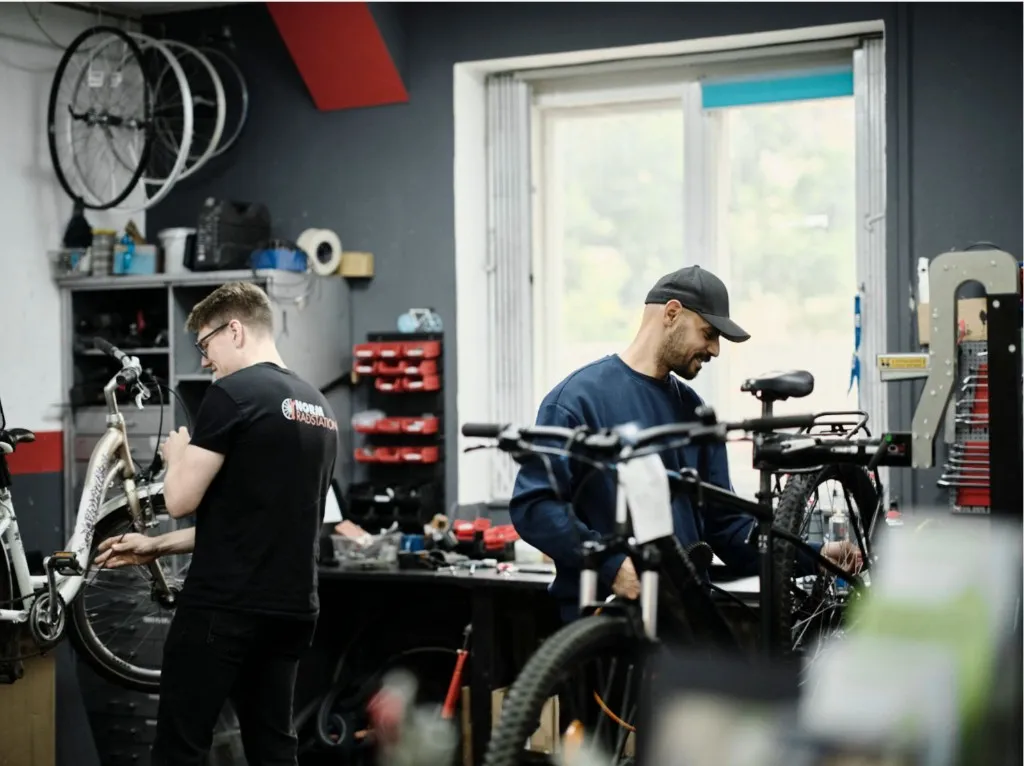 Montageständer und Werkbank in der Fahrradwerkstatt – Service bei Norm Radstation Siemensstadt, Berlin